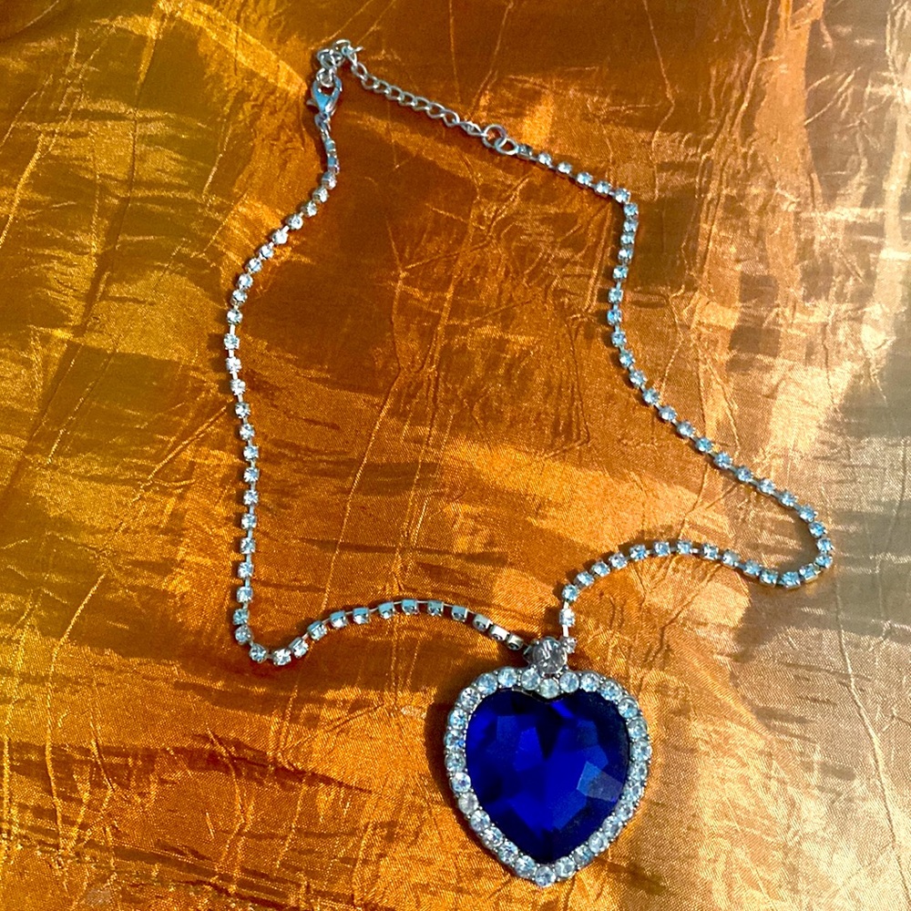 Elegant necklace heart with rhinestone